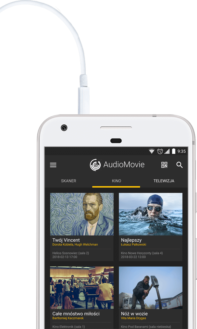 Grafika przedstawiająca smartfon z załączoną aplikacją AudioMovie oraz podłączonymi słuchawkami